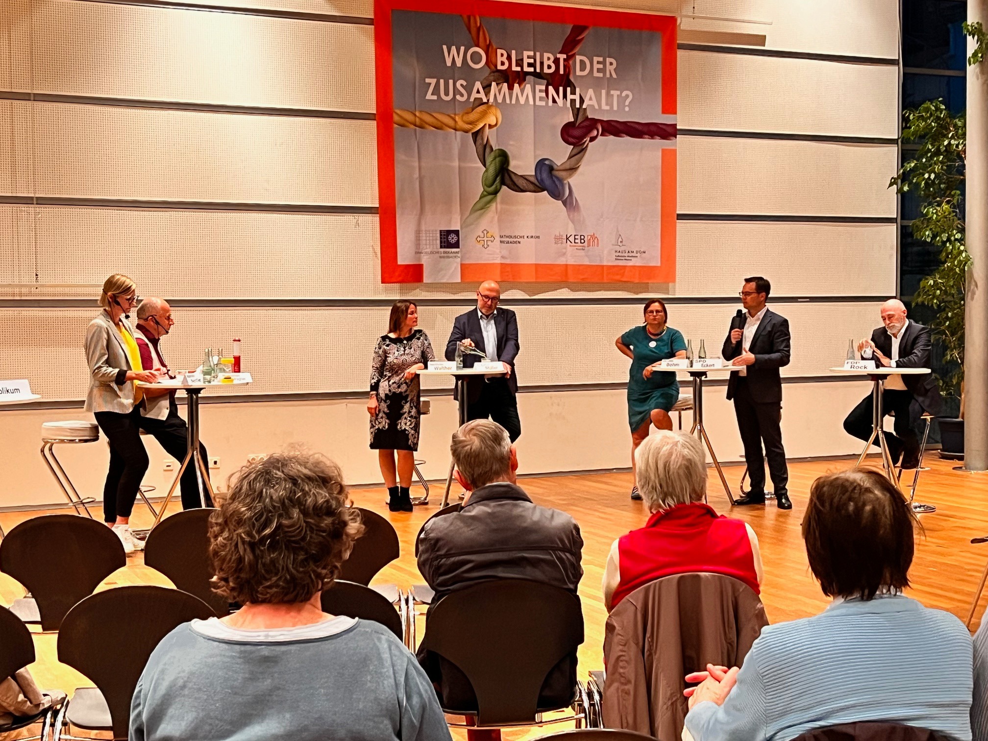 Im Roncalli Haus in Wiesbaden - Podium zu den Themen Wohnen, Klima, Mobilität & Armut